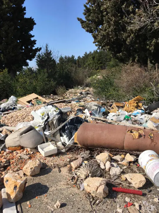 Stara rasvjeta s rive završila na TEF-u okružena tonama građevinskog i drugog otpada!