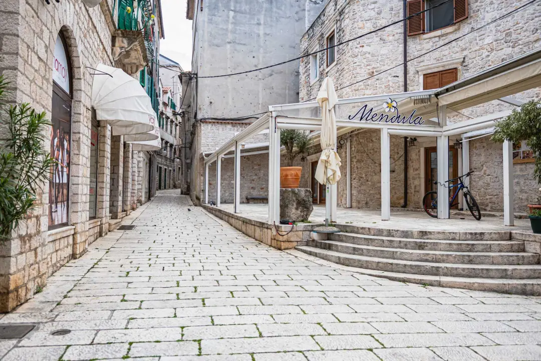 Šibenik je na današnji dan 2020. godine bio pust, trebale su nam potvrde za napustiti županiju, a imali smo puno manje slučajeva nego danas