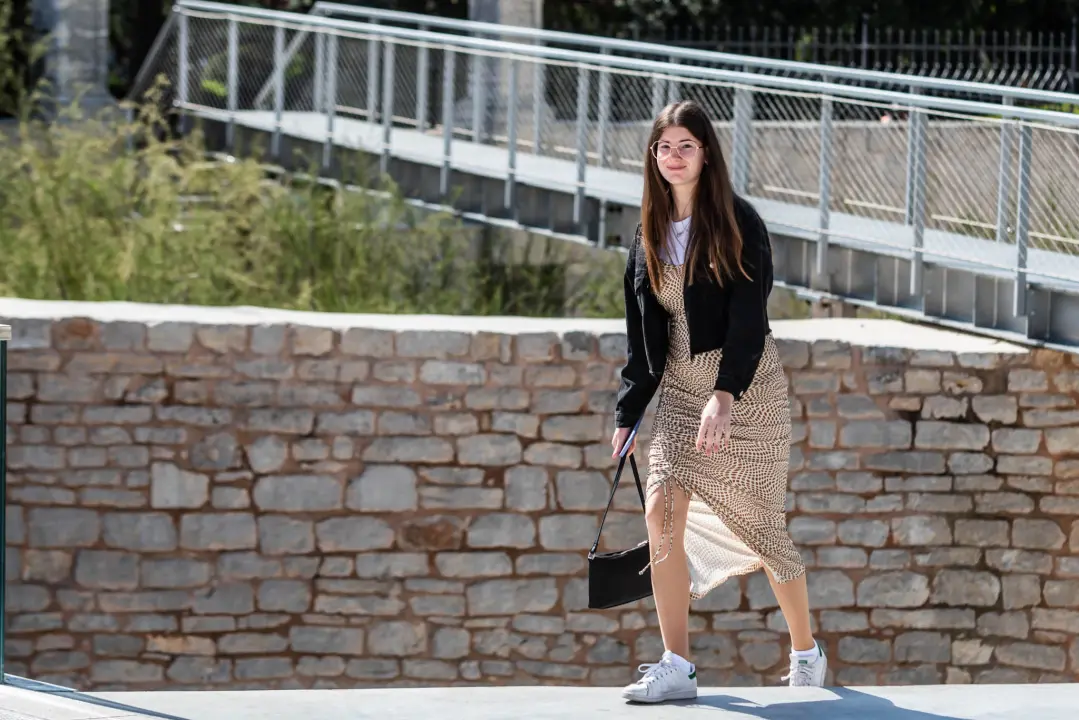 Lagane jakne i lepršave haljine zavladale gradom: Evo koje su nam vladarice Đira po gradu upale u oko!