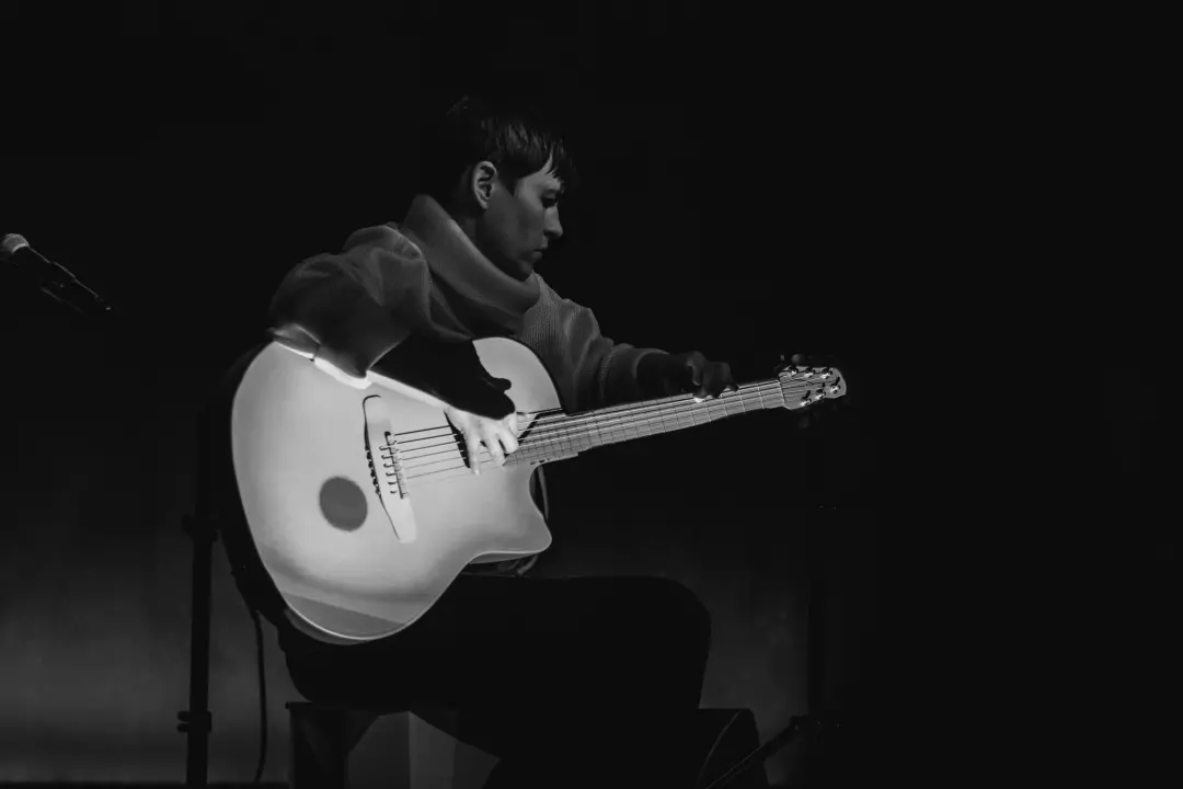 Spektakularne slike na pozornici Arsena: 'Boginja gitare' Kaki King u Šibeniku doslovno obojala zvuk!