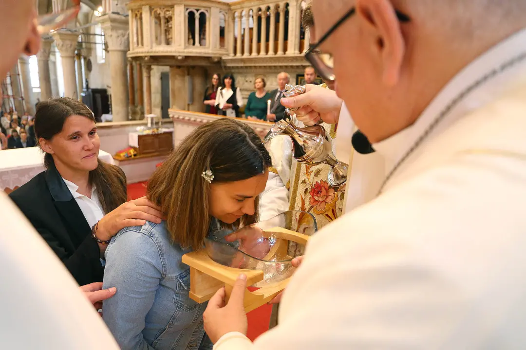 U katedrali sv. Jakova kršteno petero odraslih vjernika, a tri para vjenčana