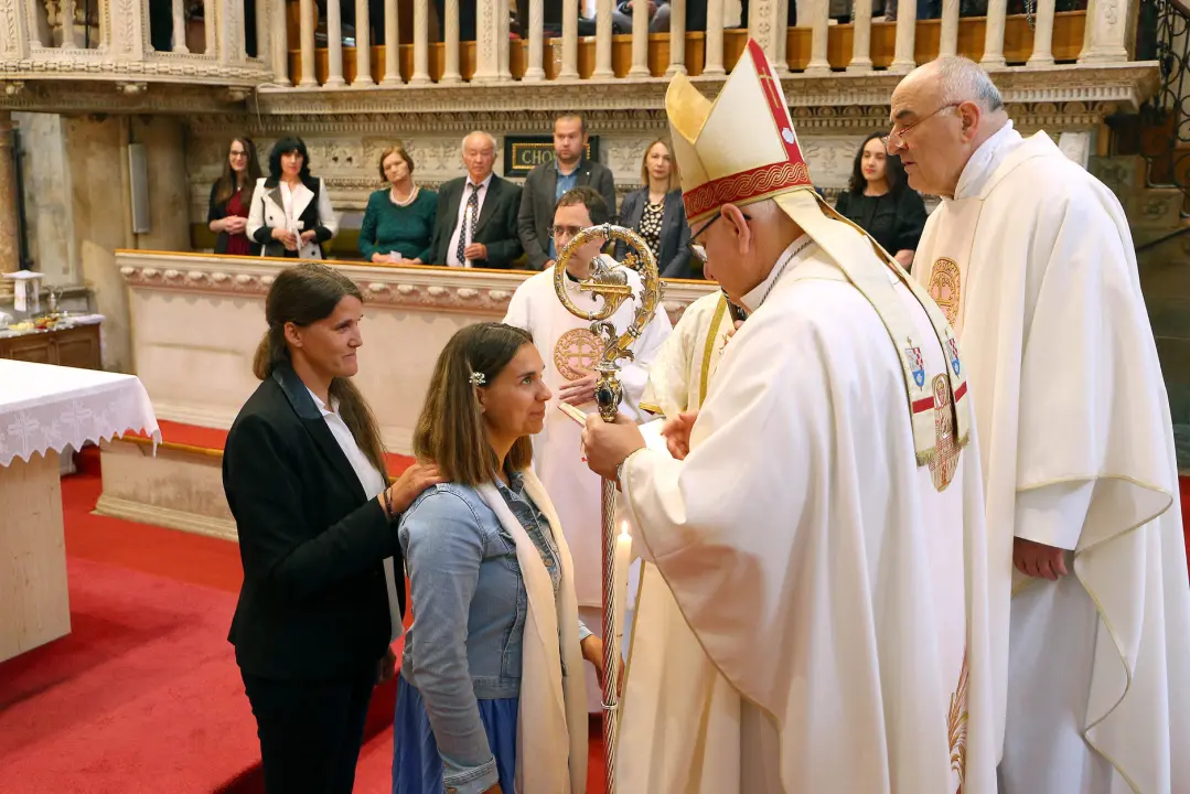 U katedrali sv. Jakova kršteno petero odraslih vjernika, a tri para vjenčana