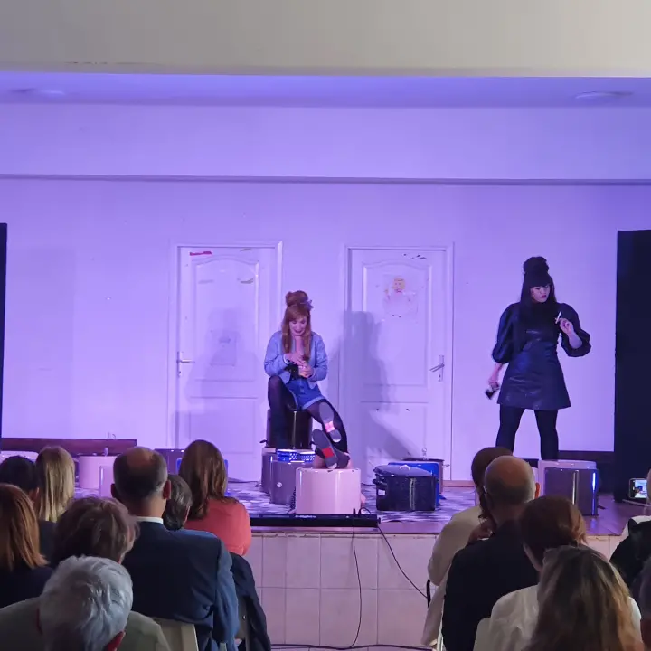 Moruzgva u Biskupiji:  Ecija Ojdanić, Barbara Nola i Ana Begić gole u kavezu