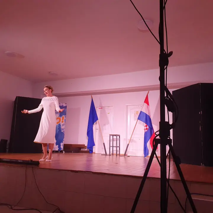 Moruzgva u Biskupiji:  Ecija Ojdanić, Barbara Nola i Ana Begić gole u kavezu