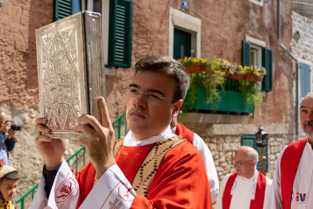 Procesijom kroz mjesto Vodičani obilježili Dan grada i blagdan Našašća sv. Križa