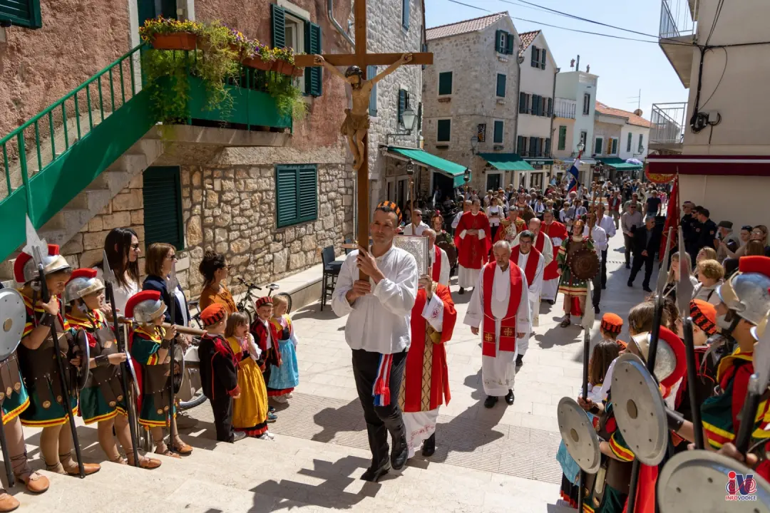 Procesijom kroz mjesto Vodičani obilježili Dan grada i blagdan Našašća sv. Križa