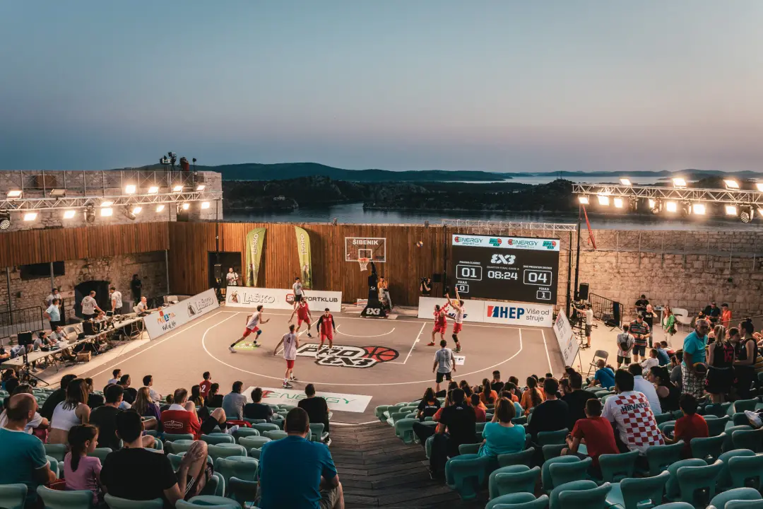 Basket se na Mihovilu i sinoć igrao pred gotovo praznim gledalištem, ako izuzmemo igrače!