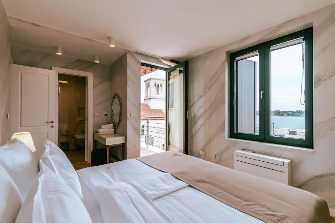 Oduševio nas je luksuz s katedralom na dlanu! Armerunov apartman jedinstven je spoj tradicije i modernog dizajna