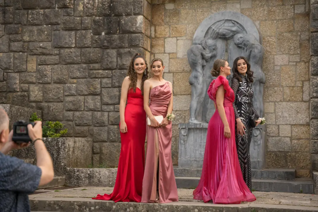 Drniški maturanti nakon dvije godine opet imali špalir na Poljani!