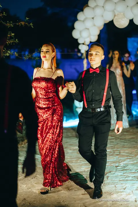 Maturanti Turističko-ugostiteljske škole u glamuroznim izdanjima proslavili kraj srednje škole! (1. dio)
