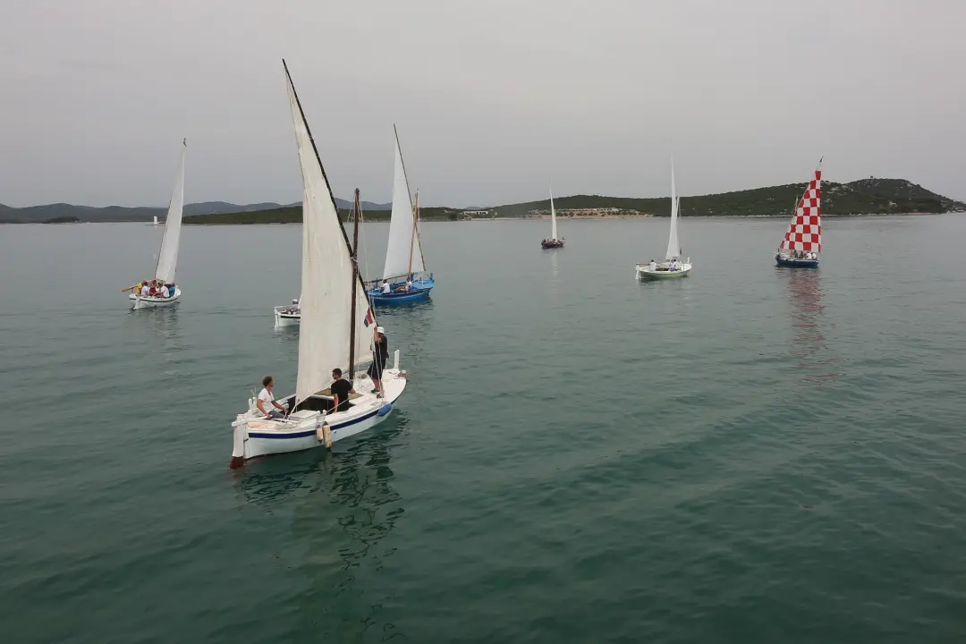 Betinska regata tradicijskih brodova održana usprkos bonaci