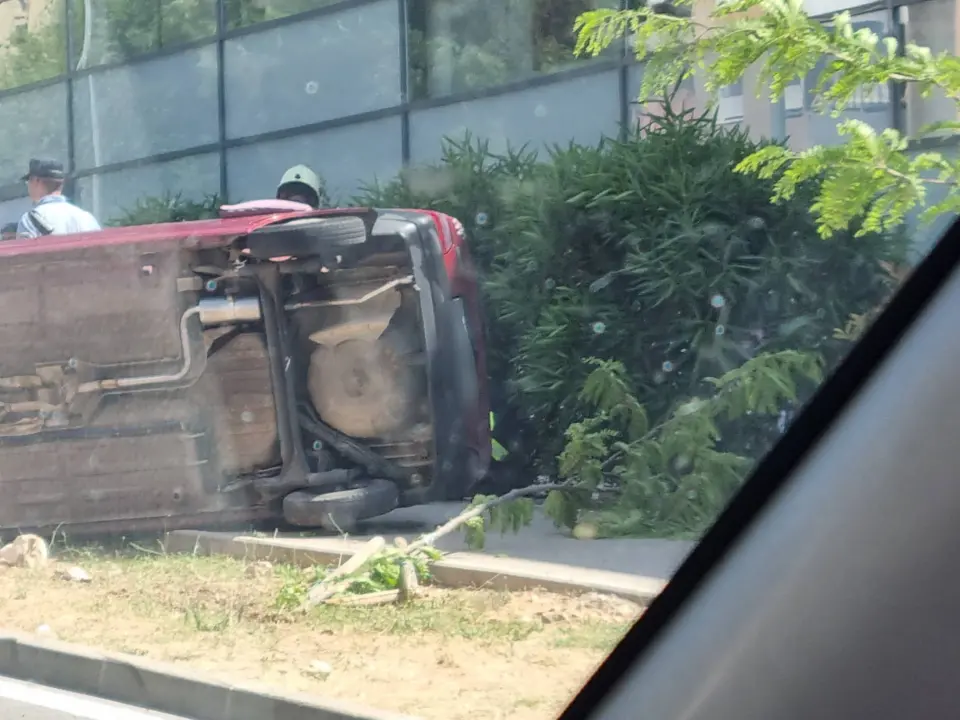 Automobil sletio s ceste i preokrenuo se kod Kauflanda, vozač prevezen u bolnicu