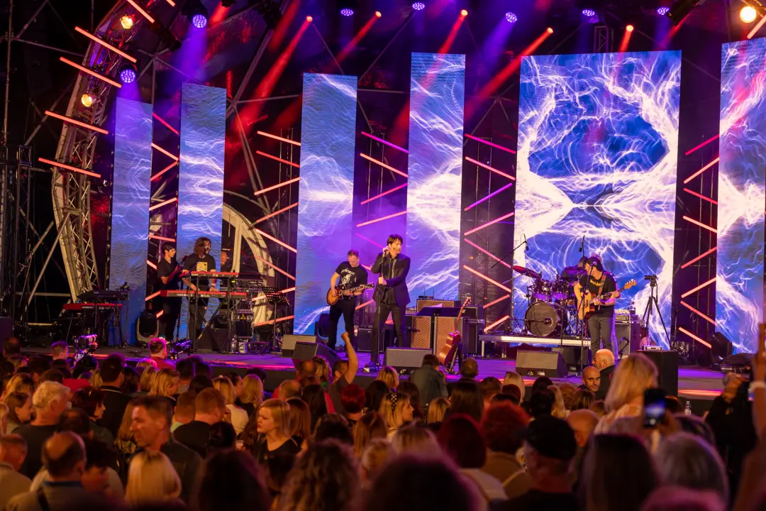 Buri usprkos, u Vodicama započeo 14. CMC festival: Publika se rasplesala uz zabavne hitove  