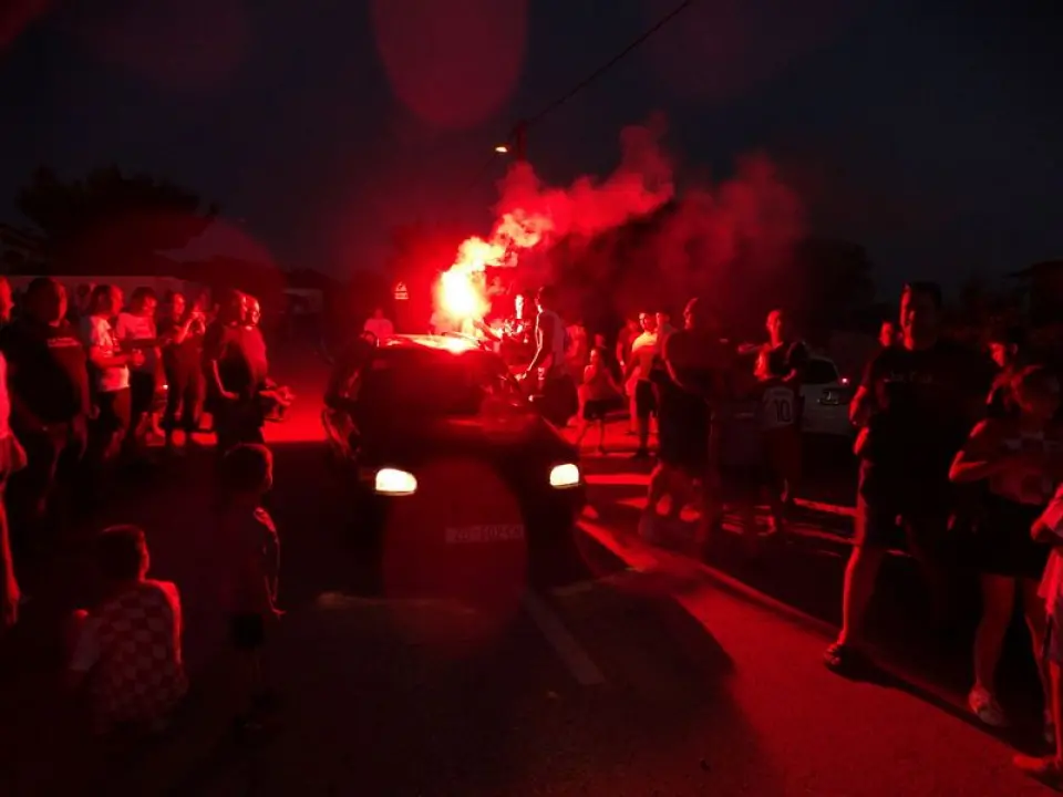 Veličanstven doček hrvatskog reprezentativca Martina Erlića u rodnom Tinju