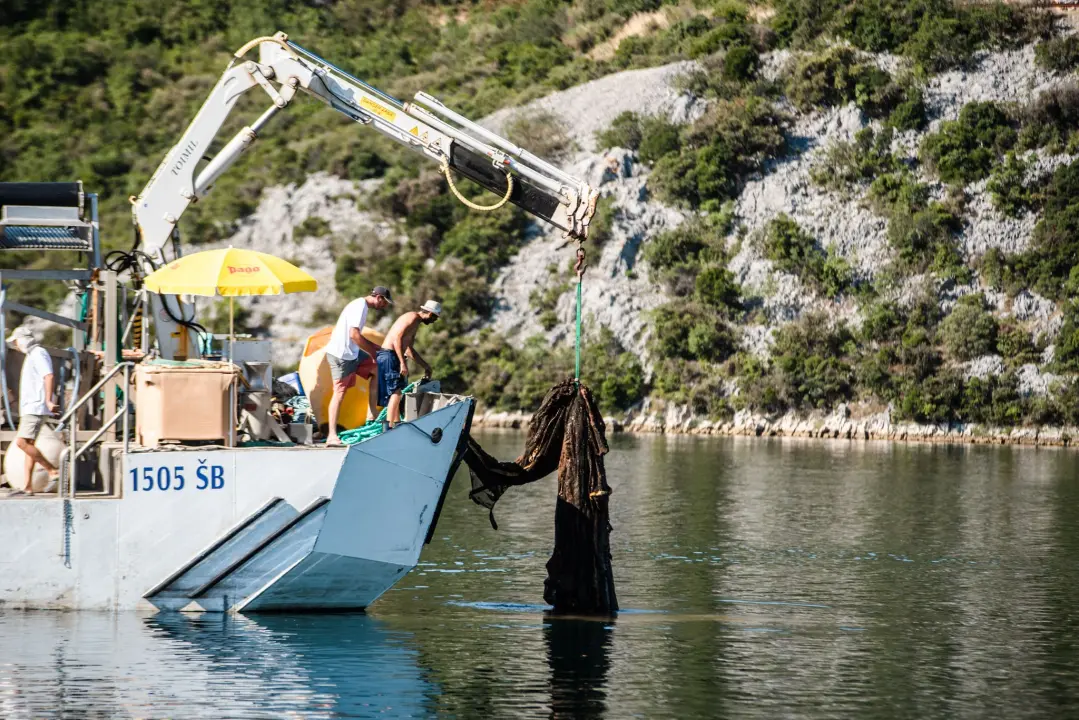 Iz podmorja Šarine drage u Zatonu uklonjeno preko 20 godina staro ribogojilište 