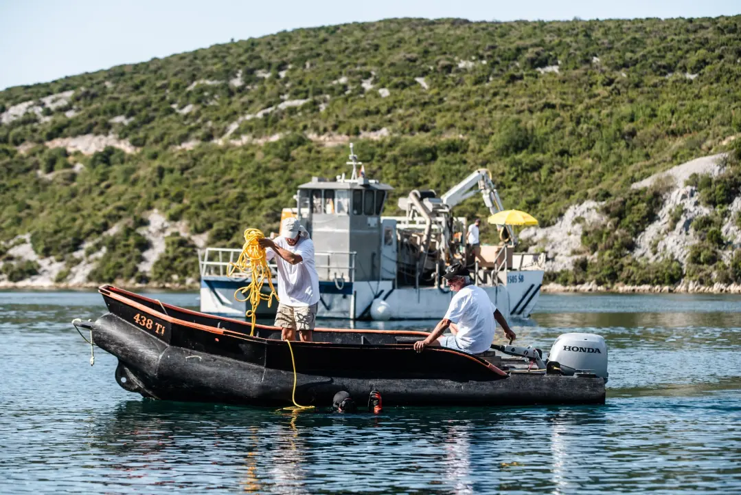 Iz podmorja Šarine drage u Zatonu uklonjeno preko 20 godina staro ribogojilište 