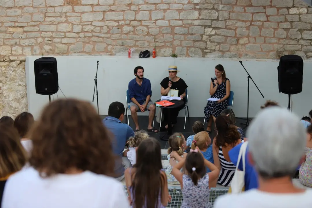 U kazalištu ništa, Ljetna otkazana: Ostaje vam program po ulicama i trgovima