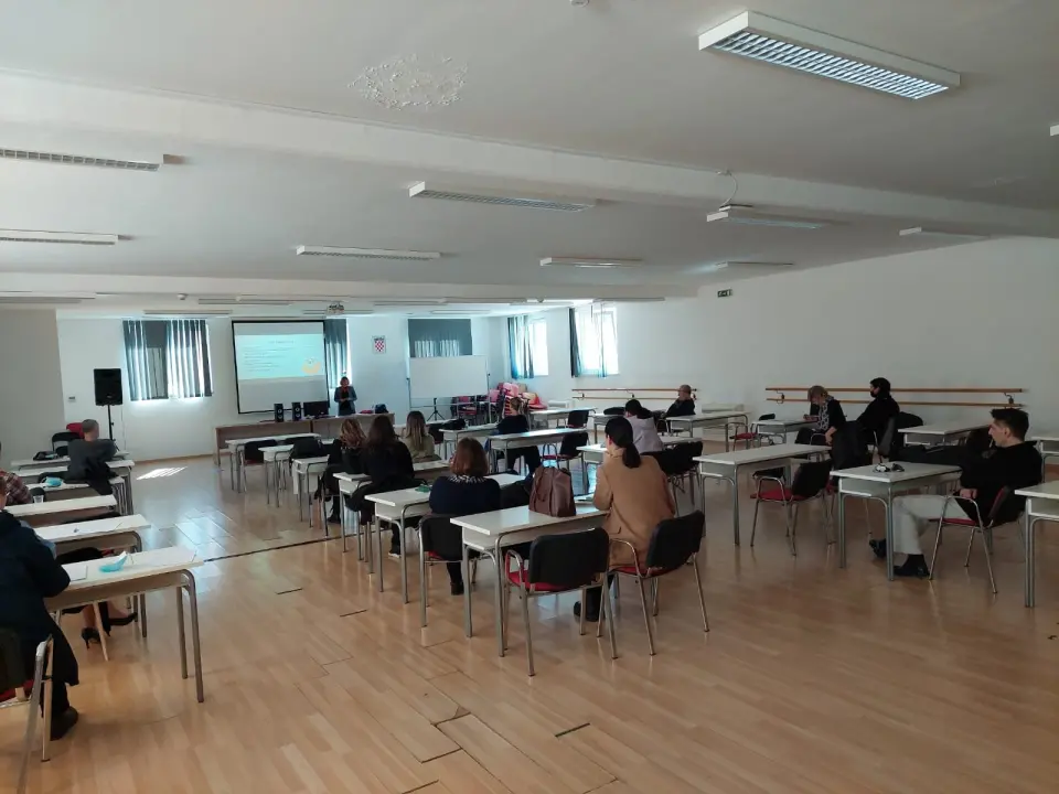 Profesori Industrijsko-obrtničke škole konstantno se usavršavaju kako bi učenicima pružili što više znanja i pripremili ih za tržište rada