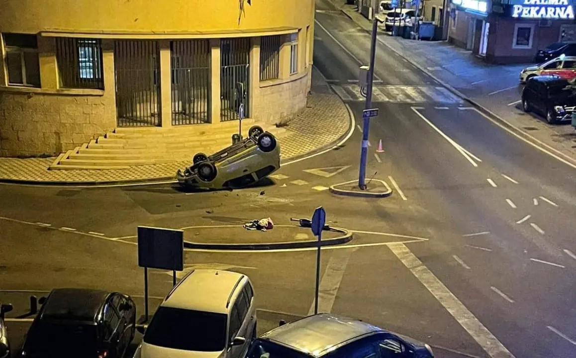 Vozačica noćas ispred Doma zdravlja autom udarila u otok i završila na krovu