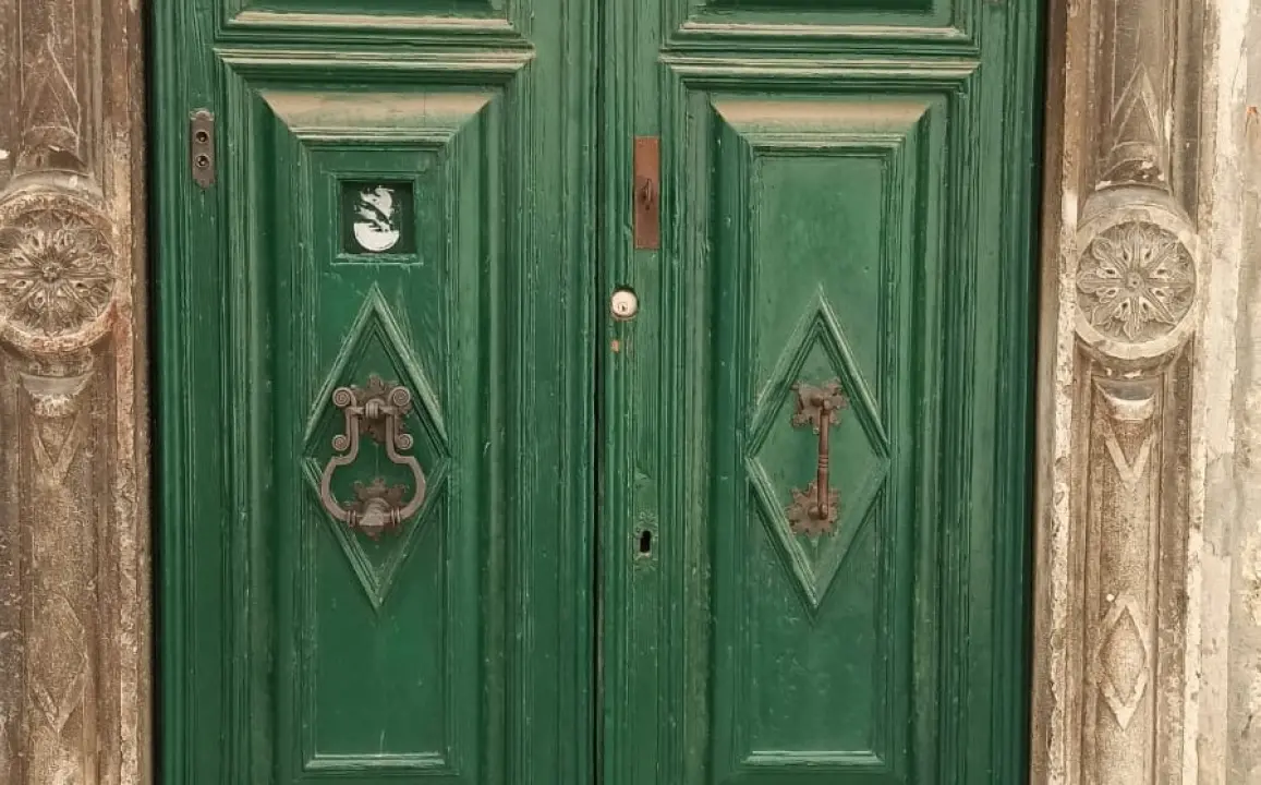 Vjerna kopija otuđenog kucala baroknog stila postavljena na drvene vratnice u Kačićevoj ulici 