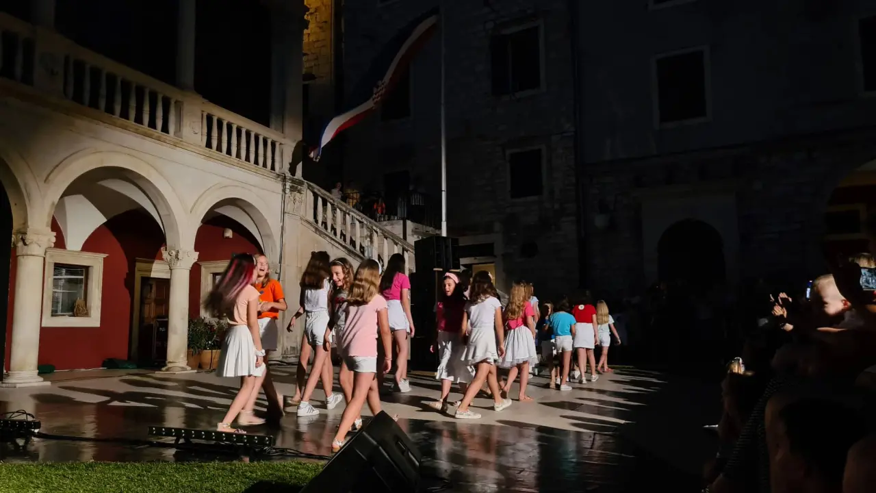Zastava je spuštena, a MDF zatvoren nakon dva tjedna zabave i veselja