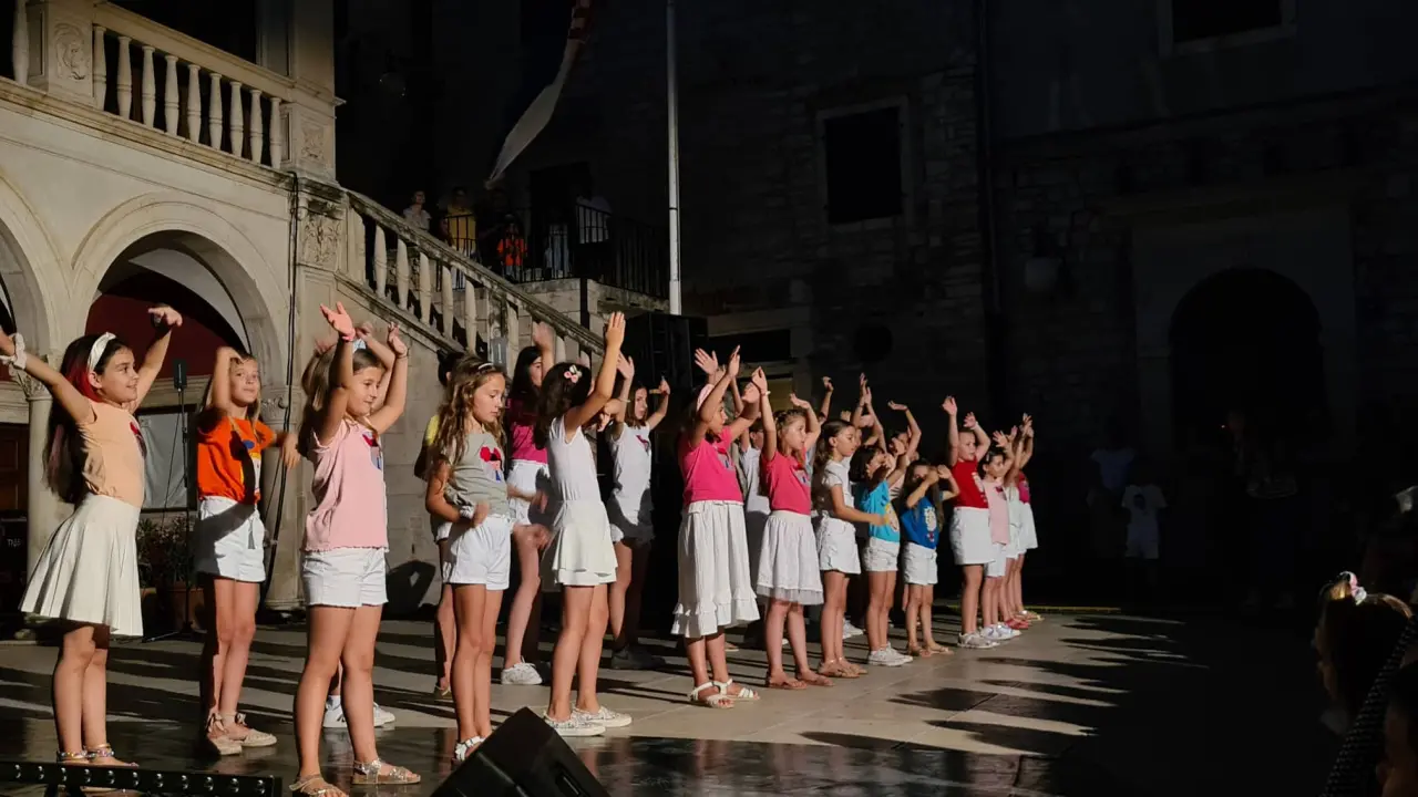 Zastava je spuštena, a MDF zatvoren nakon dva tjedna zabave i veselja