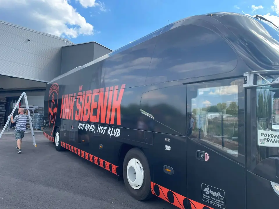 Crno-narančasta boja, lav, 'Moj grad, moj klub'... sve je to oslikano na klupskom busu HNK Šibenik 