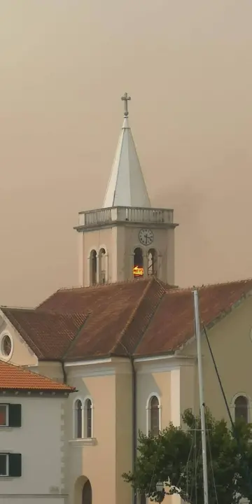 Jedan vatrogasac ozlijeđen, četveročlana obitelj iz Rasline koja je ostala bez kuće smještena u Cvjetni dom