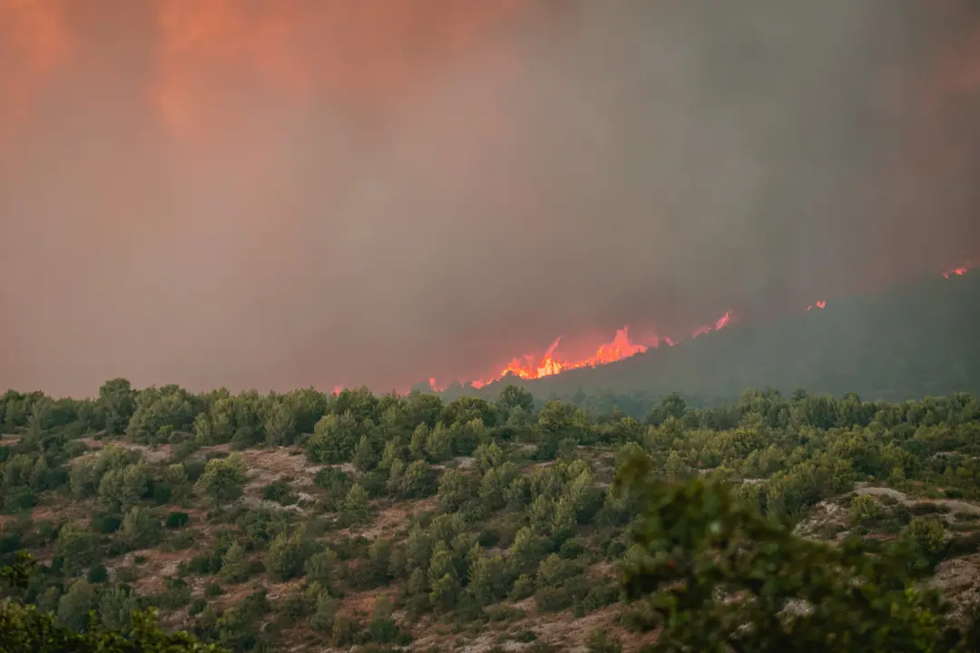 Jedan vatrogasac ozlijeđen, četveročlana obitelj iz Rasline koja je ostala bez kuće smještena u Cvjetni dom