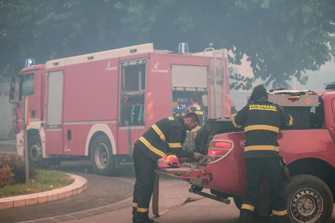 Jedan vatrogasac ozlijeđen, četveročlana obitelj iz Rasline koja je ostala bez kuće smještena u Cvjetni dom