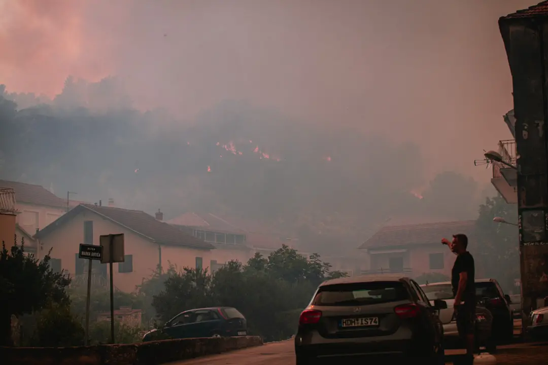 Jedan vatrogasac ozlijeđen, četveročlana obitelj iz Rasline koja je ostala bez kuće smještena u Cvjetni dom