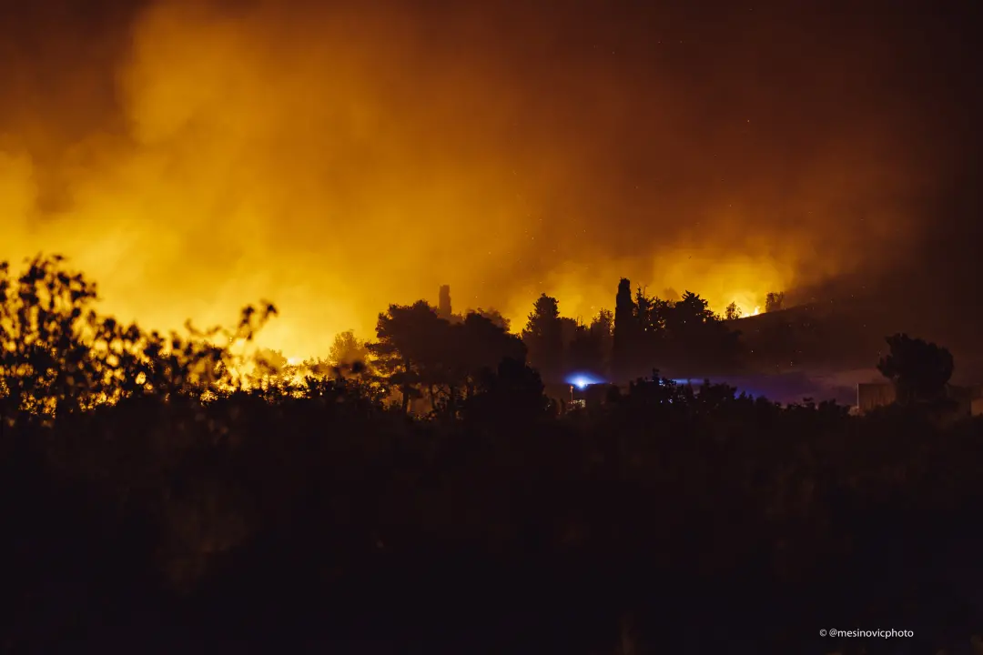 Fotogalerija i video: Bitka s vatrom u Zatonskoj ulici koja spaja Zaton i Benkovačku cestu