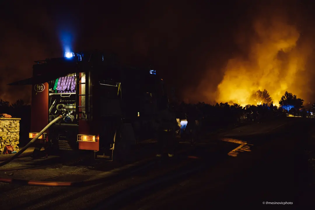 Fotogalerija i video: Bitka s vatrom u Zatonskoj ulici koja spaja Zaton i Benkovačku cestu