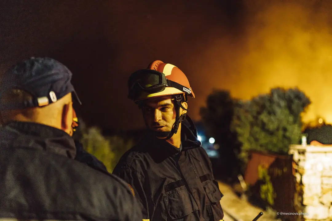 Fotogalerija i video: Bitka s vatrom u Zatonskoj ulici koja spaja Zaton i Benkovačku cestu
