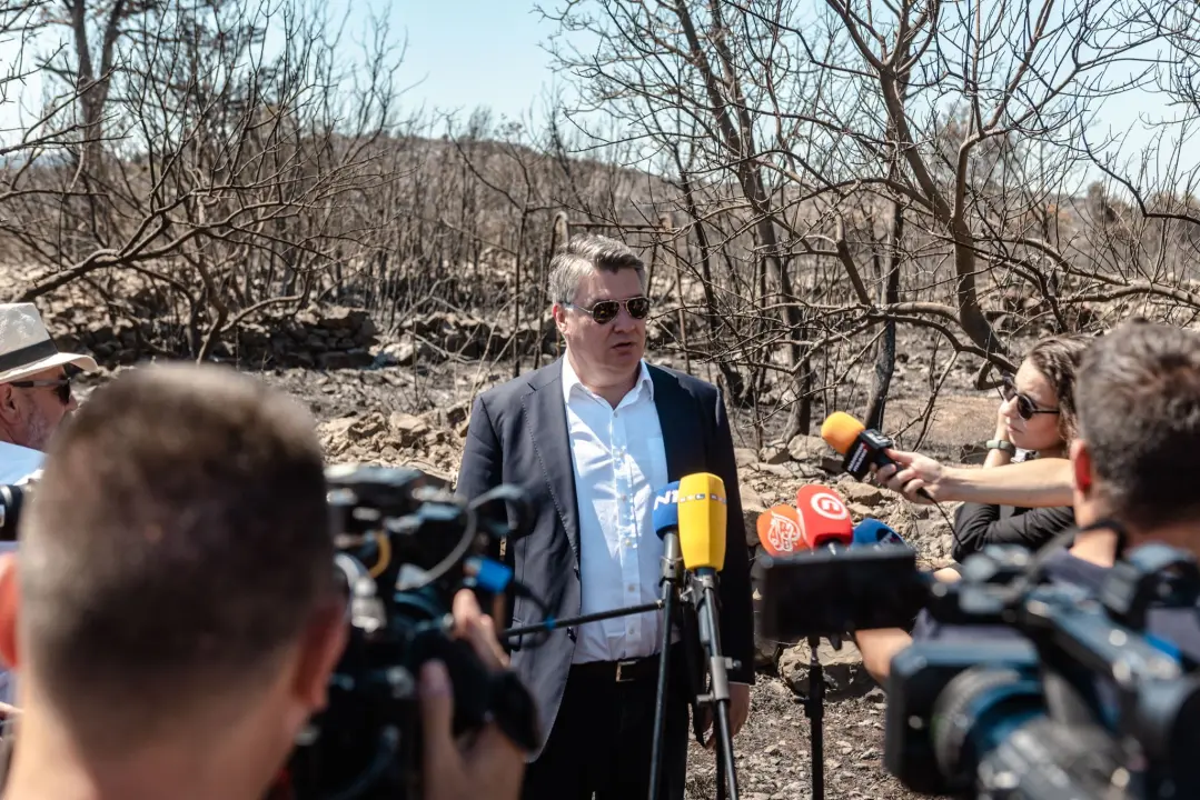 Milanović u Zatonu: Konobari imaju veću plaću od dobrovoljnih vatrogasaca, nitko neće izgorjeti za pet tisuća kuna
