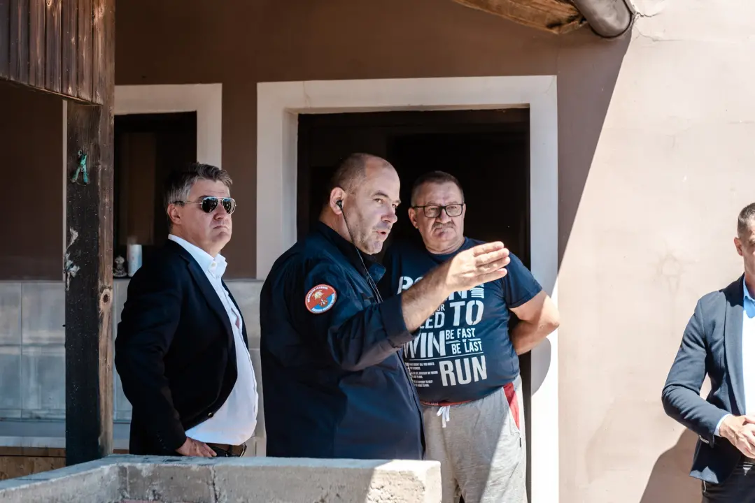  Milanović u Zatonu: Konobari imaju veću plaću od dobrovoljnih vatrogasaca, nitko neće izgorjeti za pet tisuća kuna