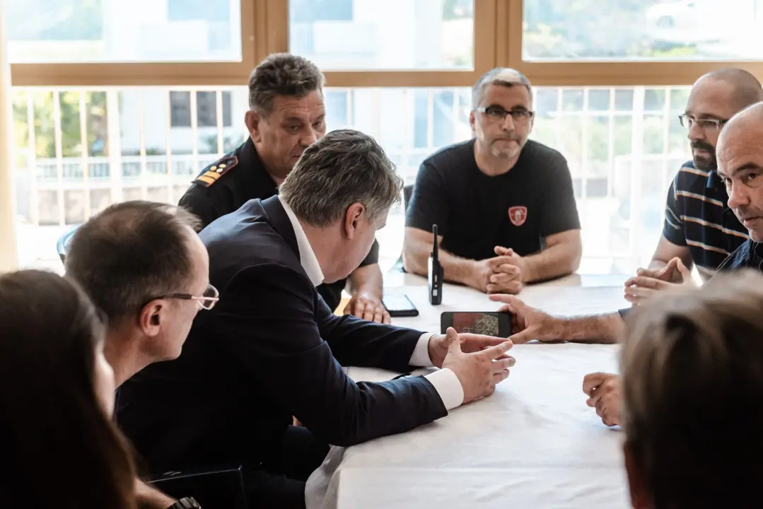  Milanović u Zatonu: Konobari imaju veću plaću od dobrovoljnih vatrogasaca, nitko neće izgorjeti za pet tisuća kuna