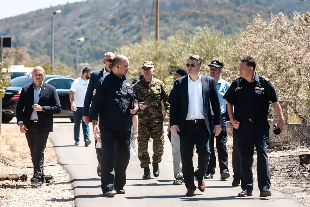  Milanović u Zatonu: Konobari imaju veću plaću od dobrovoljnih vatrogasaca, nitko neće izgorjeti za pet tisuća kuna