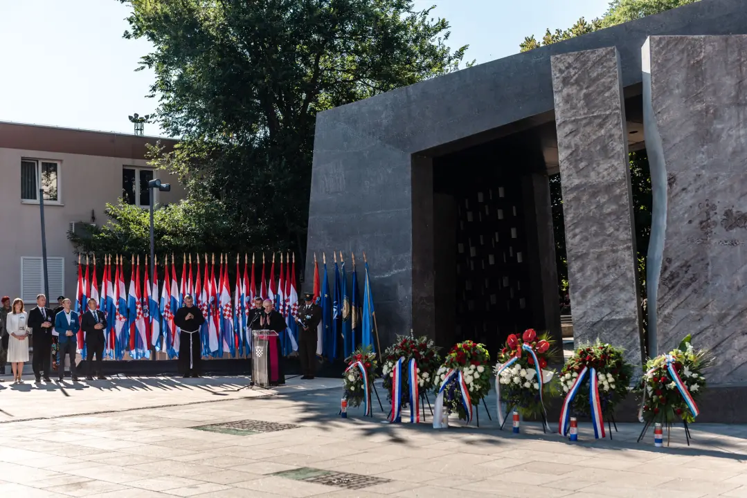 Pogledajte kako je danas bilo na obilježavanju 27. vojno-redarstvene operacije Oluja u Kninu 