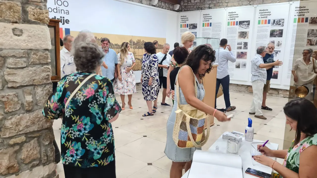 Izložba o Jadriji nije prošla bez krafni: 'Ako ljudi ne mogu tamo na kupanje, ne znaju gdje bi'