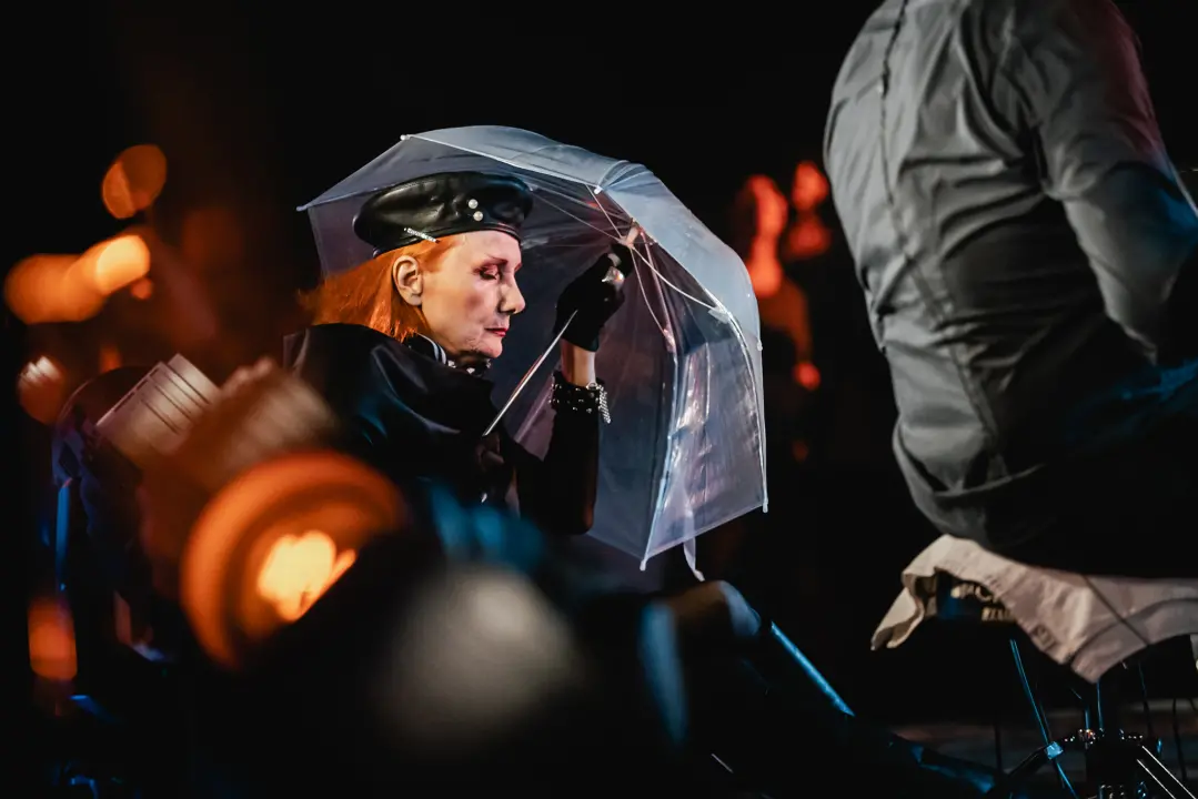 Bura, bura svuda oko nas. Osim oko Josipe koja je cijeli koncert sjedila na podu iza bubnja!