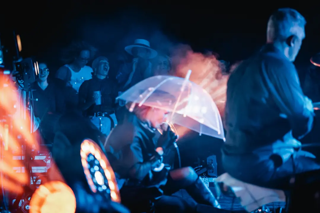Bura, bura svuda oko nas. Osim oko Josipe koja je cijeli koncert sjedila na podu iza bubnja!