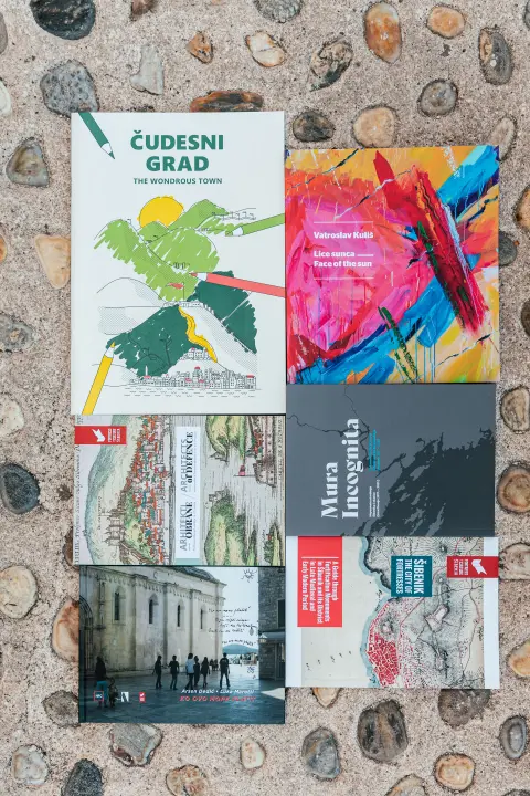 Šibenske tvrđave imaju najbolje darove i suvenire: Posteri, potići, majice, torbe, šalice i nakit, sve unikatno i maštovito!
