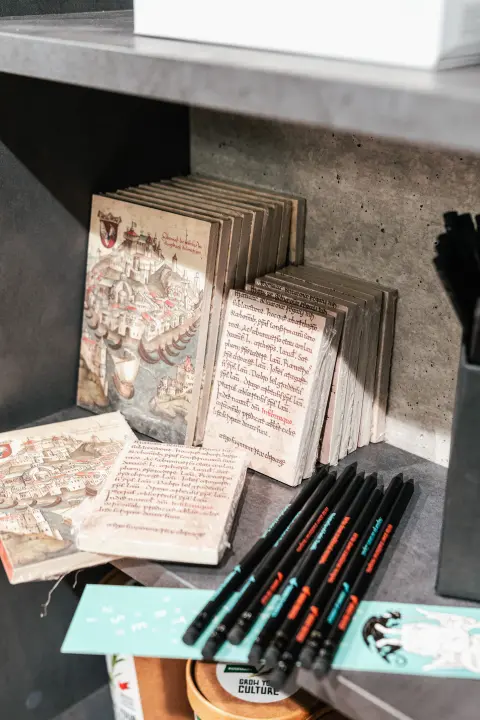 Šibenske tvrđave imaju najbolje darove i suvenire: Posteri, potići, majice, torbe, šalice i nakit, sve unikatno i maštovito!