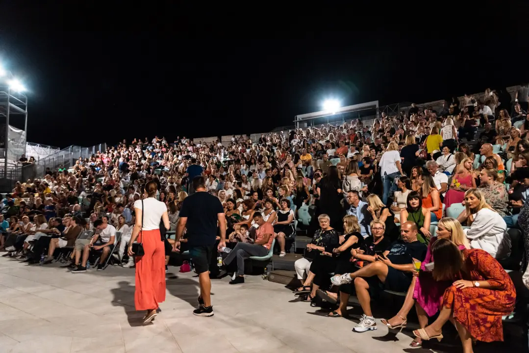 Tony Cetinski u Šibeniku predstavio novi izgled i usput oduševio publiku