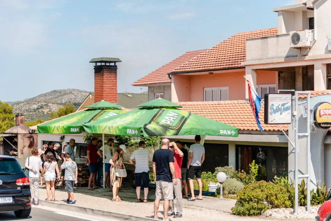 Janjetine nema, ali ima kukuruza: Pečenog, kuhanog i u obliku kokica. I brdo plastike 