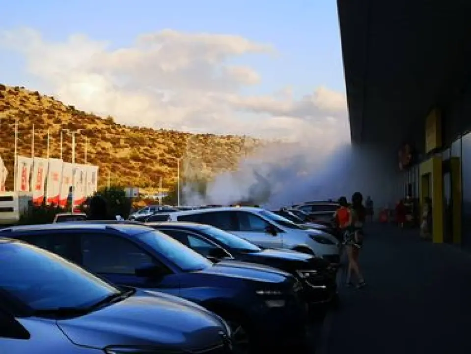 Zapalio se automobil na parkiralištu Supernove u Njivicama, gasili ga građani pa vatrogasci