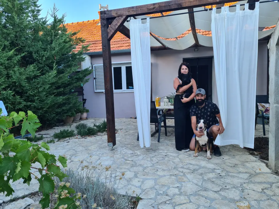 Mladi Francuzi došli na ljetovanje u Lozovac i kući se vratili s novim članom obitelji: 'Nismo mogli ostaviti bebu Taza'