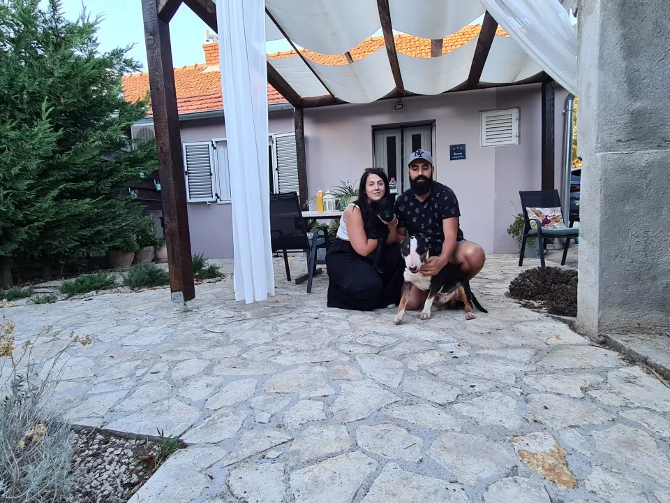 Mladi Francuzi došli na ljetovanje u Lozovac i kući se vratili s novim članom obitelji: 'Nismo mogli ostaviti bebu Taza'