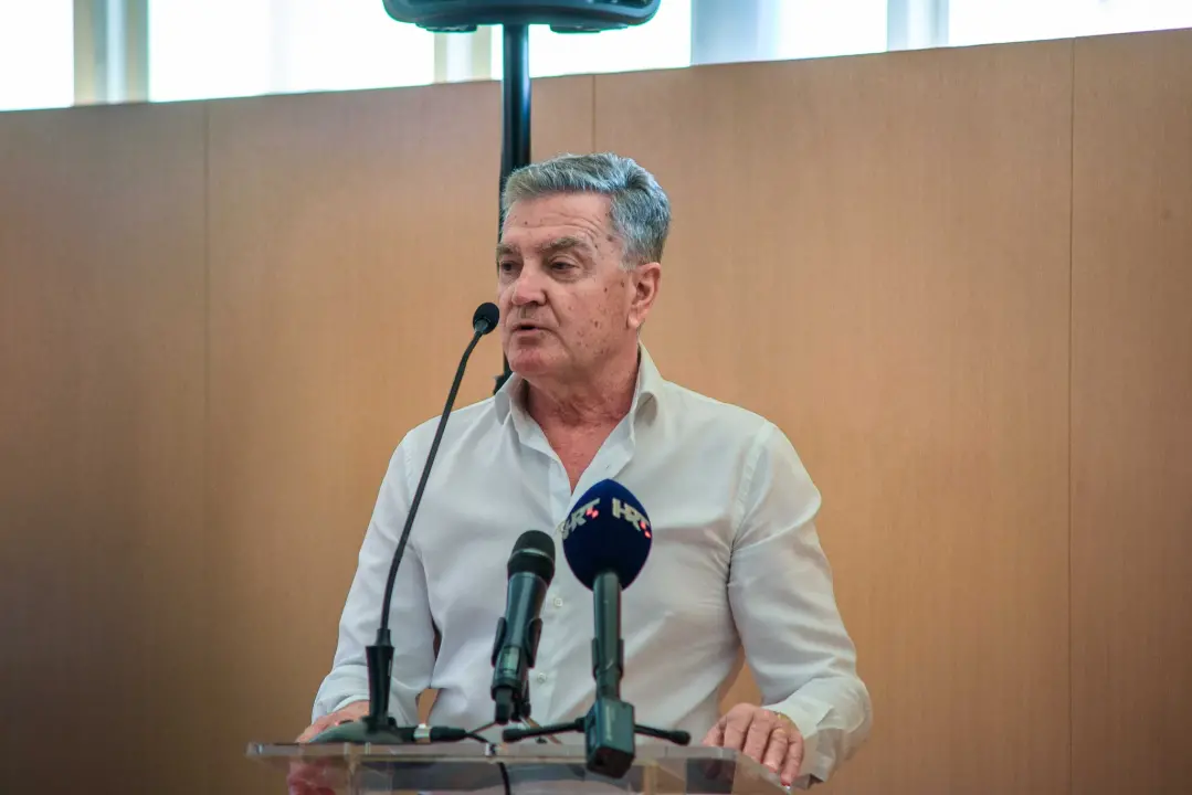 Restović: 'Trebalo je uložiti veći trud i kupiti električne autobuse'; Burić: 'Restović nam priča Crvenkapicu'